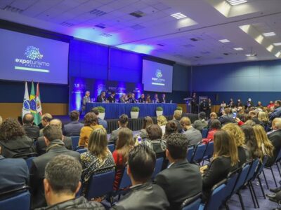 Prefeito anuncia data do Natal de Curitiba – Luz dos Pinhais na abertura da Expo Turismo Paraná