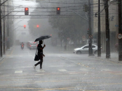 Chuvas deixam rastro de destruição em dezenas de cidades