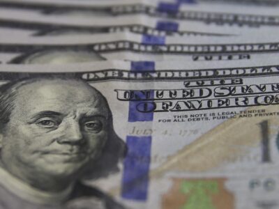 Dólar sobe para R$ 5,04 como reflexo da “guerra” sobre as contas públicas