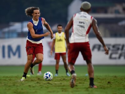Zagueiro David Luiz volta aos treinos do Flamengo