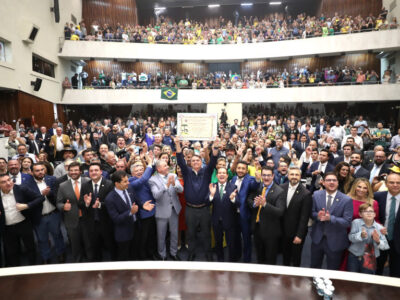 Bolsonaro recebe título de Cidadão Honorário do Paraná