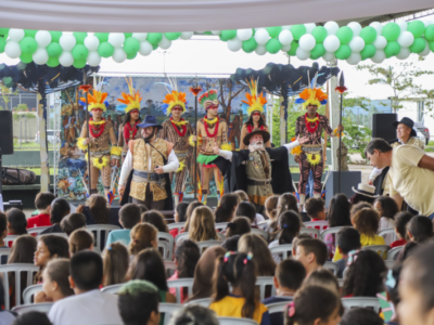 Auto da Fundação de Curitiba empolga crianças e adultos
