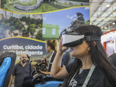 Visitantes fazem fila para ver Curitiba de cima e perto de capivaras em passeio virtual