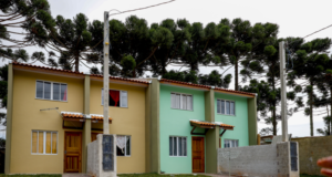 Famílias vulneráveis recebem sobrados da Cohab na região sul de Curitiba