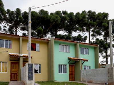 Famílias vulneráveis recebem sobrados da Cohab na região sul de Curitiba