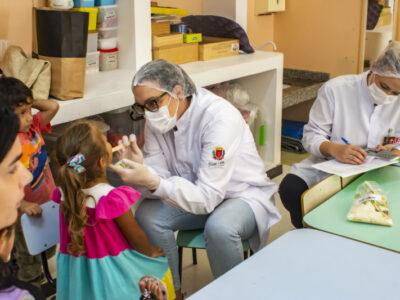 Equipes da Saúde cuidam do sorriso das crianças nas escolas de Curitiba no dia D de Saúde Bucal