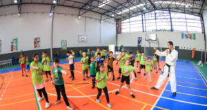 Crianças praticam e esportes e se divertem no Festival da Amizade no Bacacheri