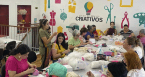 Artesãos de Curitiba aprendem a fazer ecobag de capivarinha e bijuteria com cápsulas de café
