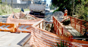 Prefeitura reforça estrutura e recupera passarela de pedestres sobre o Rio Bacacheri