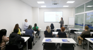 Empreendedores de rua, feirantes e ambulantes de Curitiba recebem dicas para aumentar as vendas
