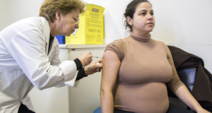 Saúde de Curitiba convoca gestantes para vacinação contra vírus sincicial respiratório
