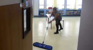 Nesta terça-feira, mais de 130 mil estudantes da rede municipal de Curitiba voltam às aulas