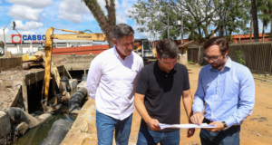 Eduardo Pimentel vistoria reforço dos condutos forçados e avanço da macrodrenagem na Bacia do Rio Pinheirinho