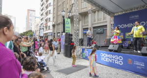 Domingo no Centro leva cultura, lazer e serviços gratuitos ao calçadão da Rua XV