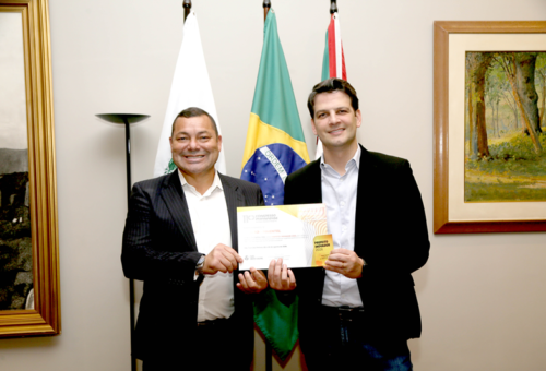 Eduardo Pimentel recebe Prêmio de Prefeito Inovador pela criação do Curitiba App