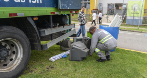 Caminhão do lixo tóxico chega ao Terminal Campo Comprido nesta terça-feira