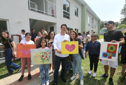 Prefeito entrega 56 apartamentos dos residenciais Alfeneiros I e II no Boa Vista
