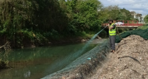 Prefeitura de Curitiba testa hidrossemeadura para proteger margens dos rios e reduzir erosão