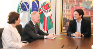 Prefeito Eduardo Pimentel recebe o embaixador da Finlândia