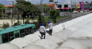 Lavagem renova cobertura do Terminal do Carmo, no Boqueirão